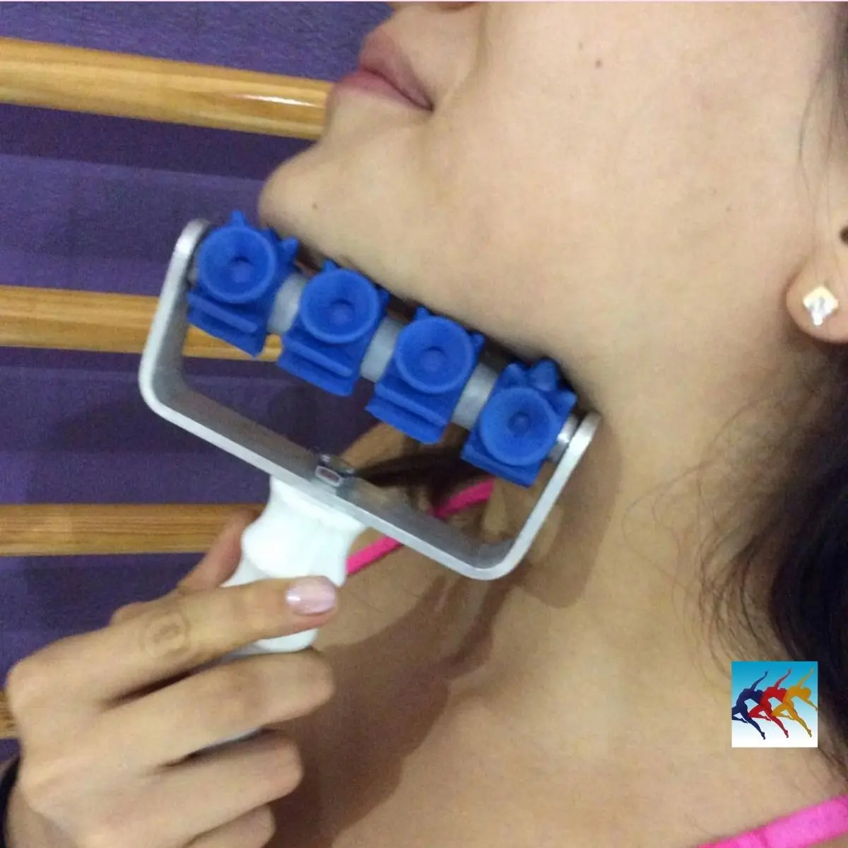 Rodillo Sueco Facial Azul para masaje de rostro cuello y mandíbula